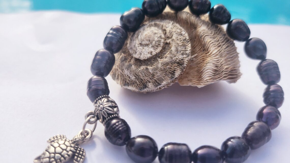 Bracelet perles noires tortue